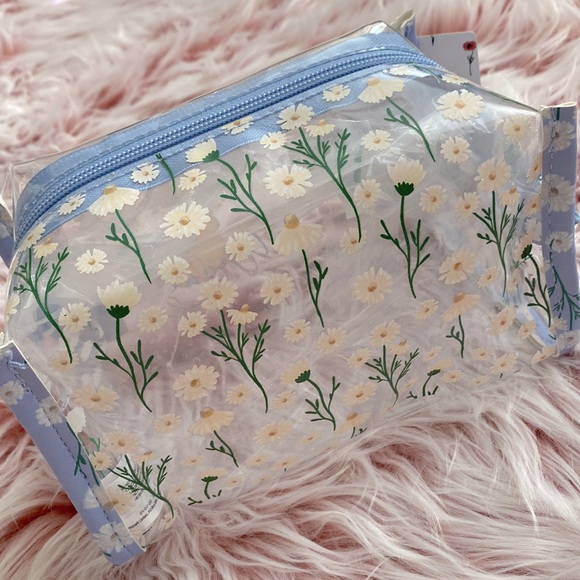 NWT!✨PRIMARK EXCLUSIVE✨Gorgeous Disney’s Winnie the Pooh Floral Makeup Bag! 🐻🍯 - Picture 6 of 8